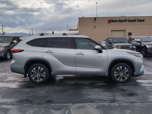 Used 2020 Toyota Highlander XLE AWD/4WD image 2