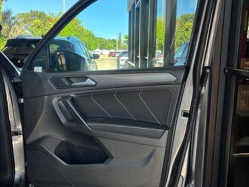 Used 2022 Volkswagen Tiguan SE w/ Panoramic Sunroof Package FWD image 16