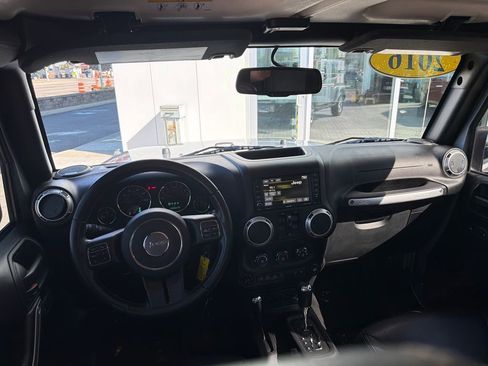 Used 2016 Jeep Wrangler Unlimited Sahara w/ Connectivity Group AWD/4WD image 12