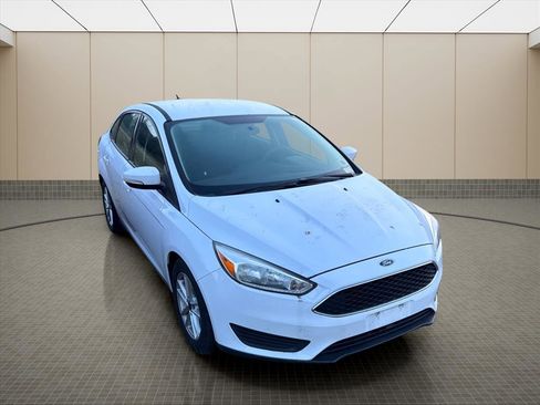 Used 2016 Ford Focus SE w/ SE Power Seat Package image 4