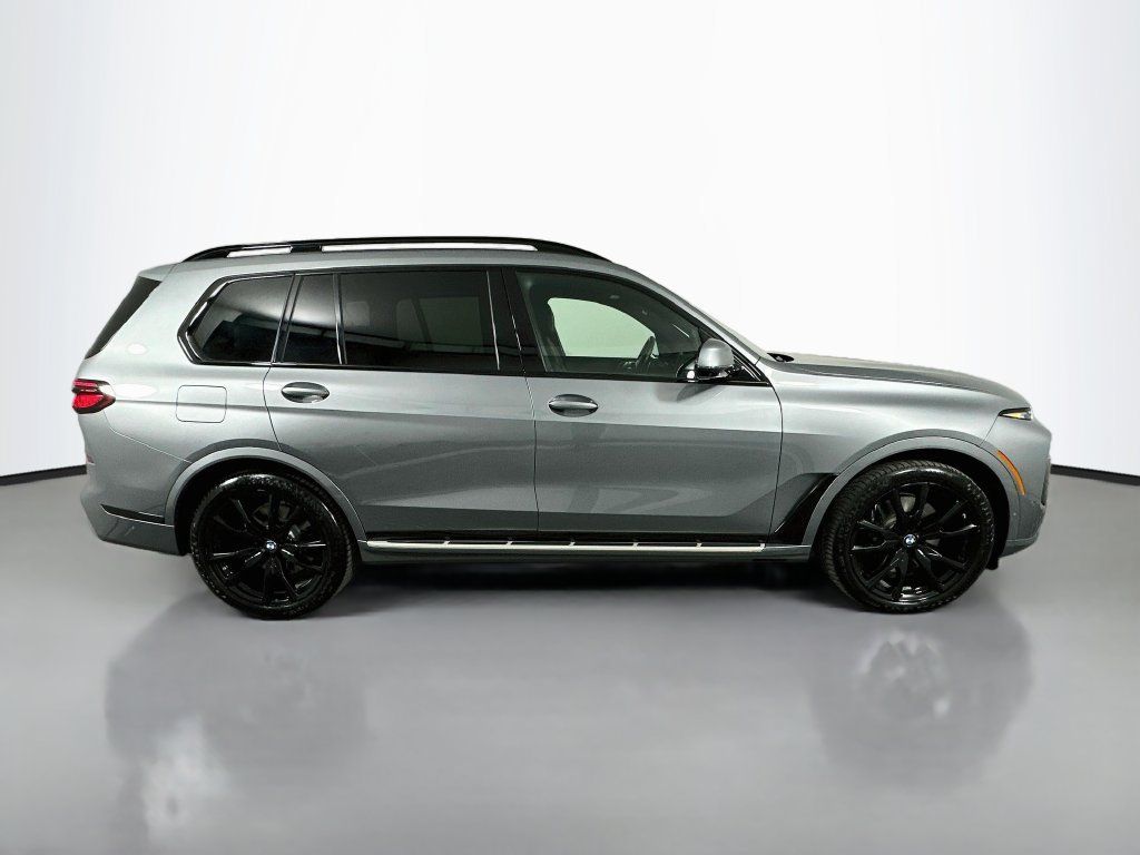 Used 2023 BMW X7 xDrive40i w/ M Sport Package AWD/4WD image 4