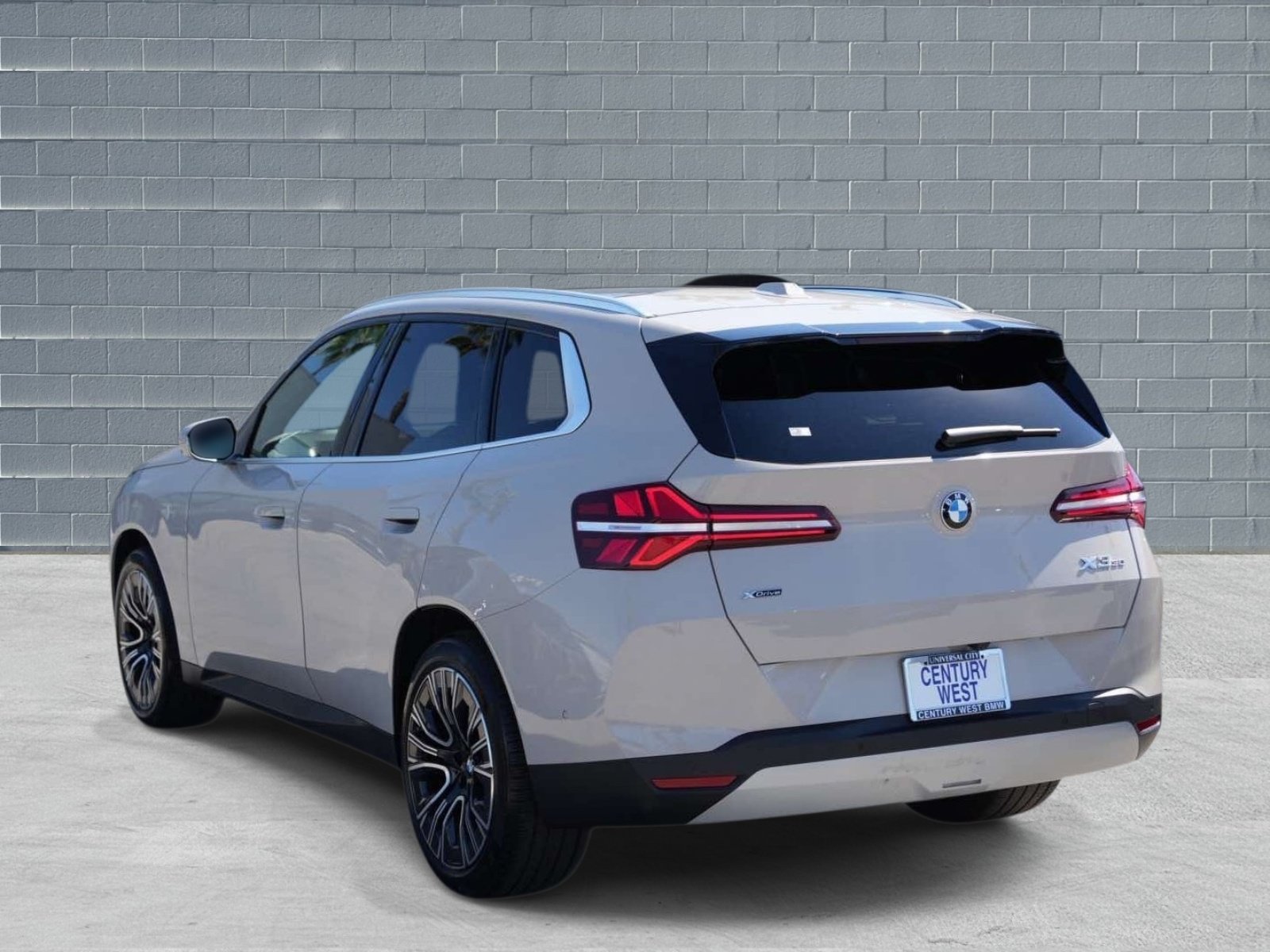 Used 2025 BMW X3 xDrive30i w/ Premium Package AWD/4WD image 3