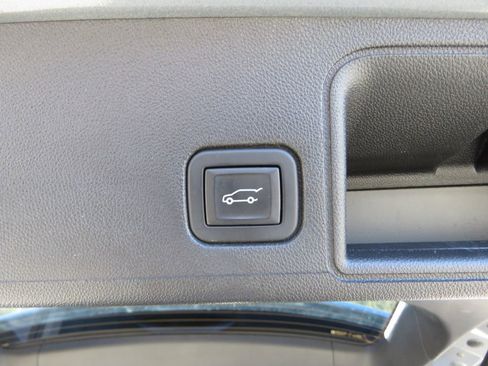 Used 2023 GMC Terrain SLE w/ Driver Convenience Package AWD/4WD image 18