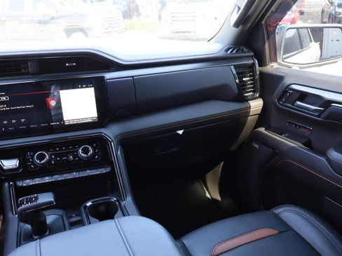 Used 2024 GMC Sierra 1500 AT4 w/ AT4 Premium Package AWD/4WD image 16