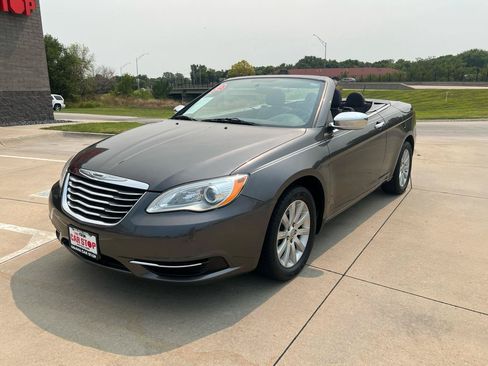 Used 2014 Chrysler 200 Touring FWD image 2