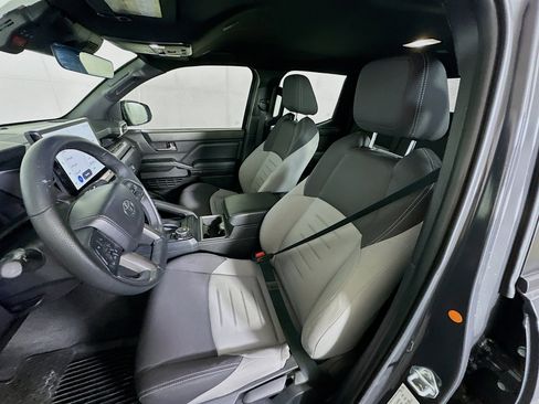 Used 2025 Toyota Tacoma TRD Sport image 13