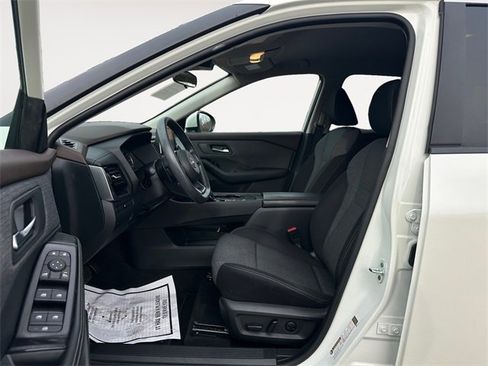 Used 2023 Nissan Rogue SV image 9