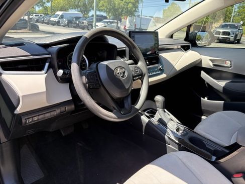 Used 2022 Toyota Corolla LE FWD image 3
