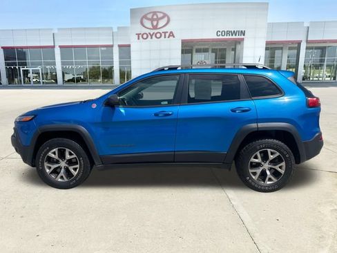 Used 2017 Jeep Cherokee Trailhawk AWD/4WD image 2