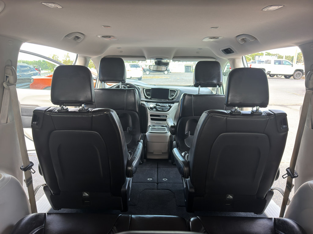 Used 2023 Chrysler Pacifica Touring-L FWD image 9