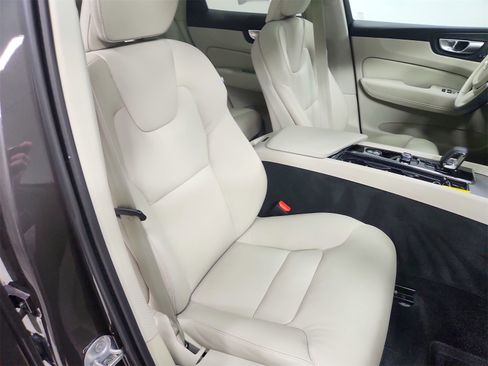 Used 2024 Volvo XC60 B5 Plus w/ Protection Package Premier image 37