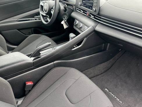 Certified 2025 Hyundai Elantra SE image 15