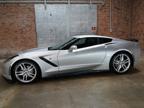 Used 2018 Chevrolet Corvette Stingray Coupe RWD image 9
