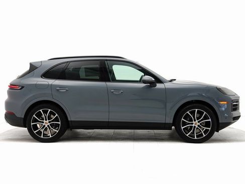 Used 2025 Porsche Cayenne image 31