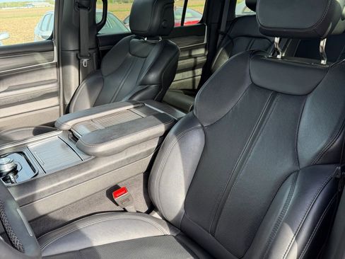 Used 2024 Jeep Wagoneer L Series II w/ Flexible Seating Group AWD/4WD image 5