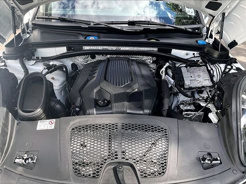 Certified 2024 Porsche Macan AWD/4WD image 15