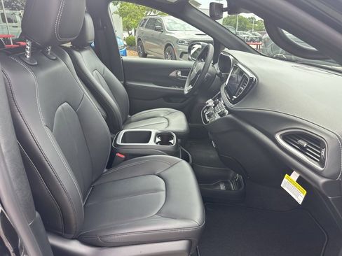 New 2025 Chrysler Pacifica Select w/ Uconnect Theater Family Group image 57