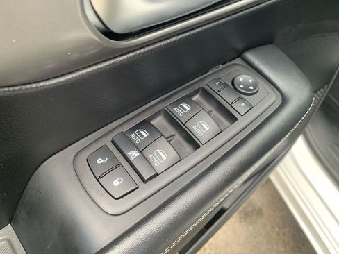 Used 2025 Chrysler Pacifica Select image 20