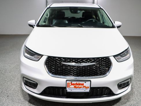 Used 2023 Chrysler Pacifica Touring-L FWD image 4