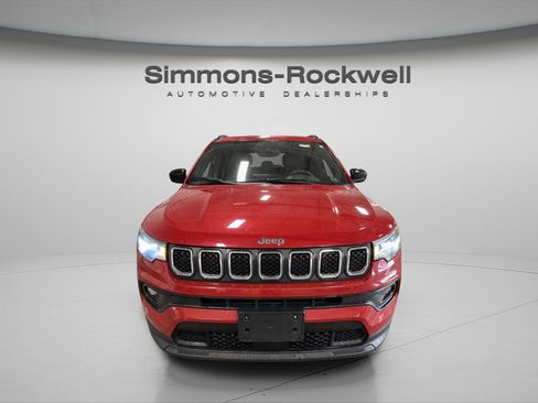 Used 2023 Jeep Compass Latitude image 2