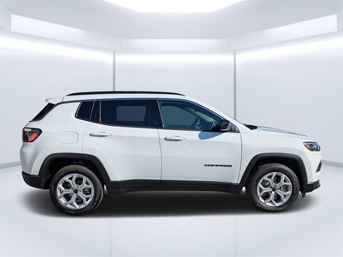 Used 2025 Jeep Compass Latitude image 2