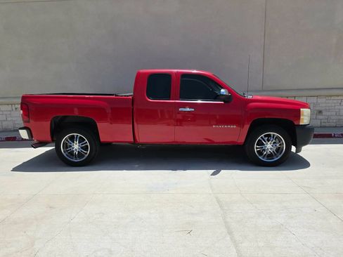 Used 2010 Chevrolet Silverado 1500 W/T RWD image 2