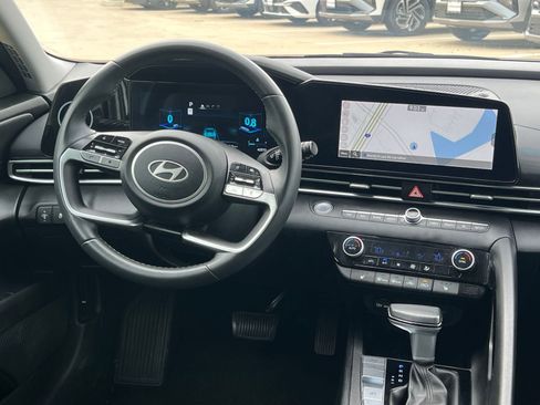 Used 2025 Hyundai Elantra SEL FWD image 19