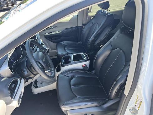 Used 2023 Chrysler Pacifica Touring-L FWD image 13