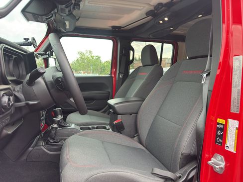 Used 2025 Jeep Wrangler Unlimited Rubicon AWD/4WD image 16