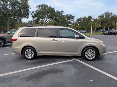 Used 2017 Toyota Sienna XLE Premium FWD image 2