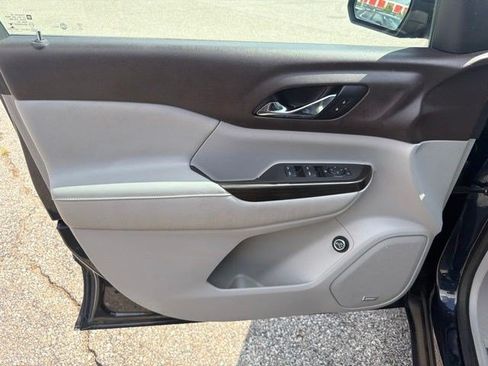 Used 2017 GMC Acadia SLT FWD image 11