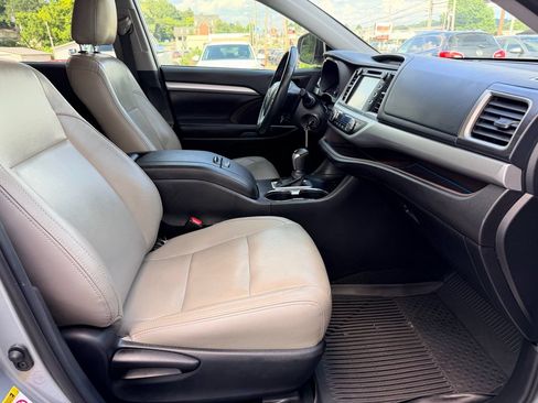 Used 2019 Toyota Highlander Plus FWD image 18