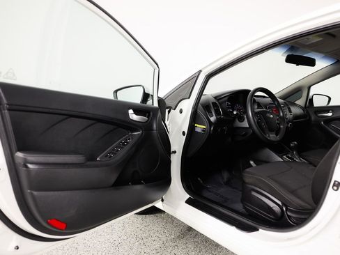 Used 2017 Kia Forte LX image 18