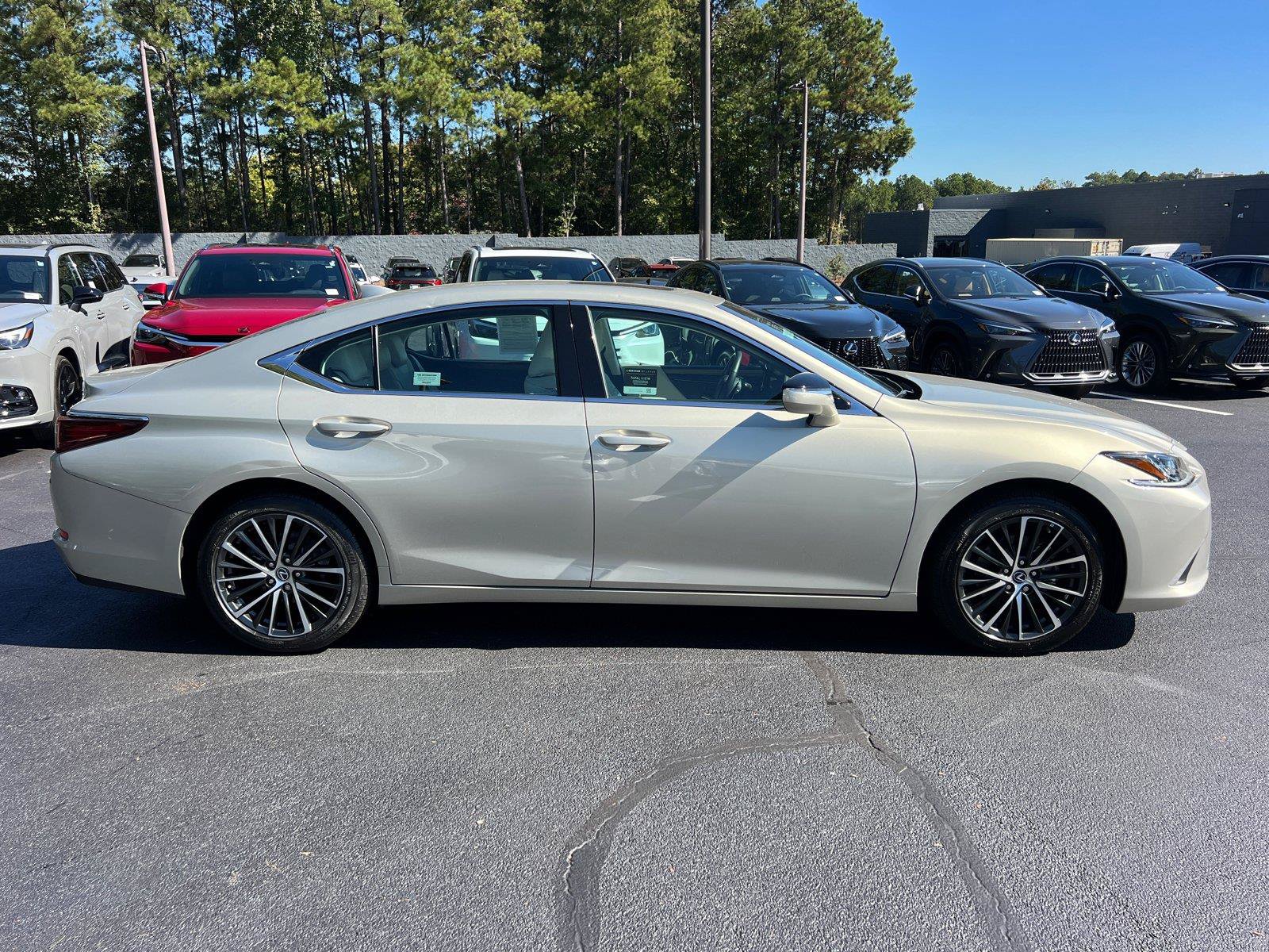 Used 2024 Lexus ES 350 w/ Premium Package FWD image 4