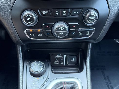 Used 2017 Jeep Cherokee Trailhawk w/ Comfort & Convenience Group image 33