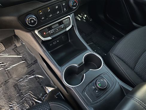 Used 2024 GMC Terrain SLE image 25