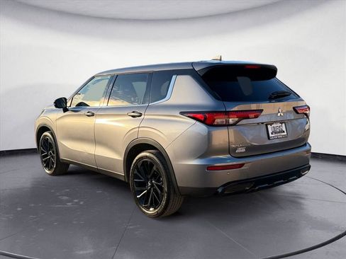 Used 2023 Mitsubishi Outlander SE Black Edition image 4