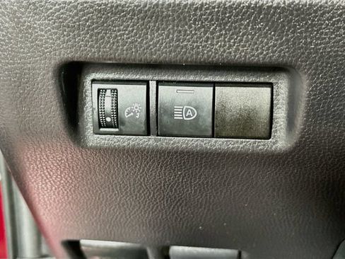 Used 2025 Toyota RAV4 XLE AWD/4WD image 21