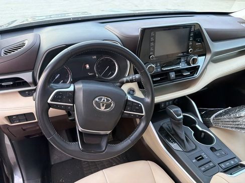 Used 2022 Toyota Highlander XLE AWD/4WD image 10