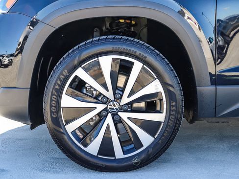 Used 2023 Volkswagen Taos SE w/ Panoramic Sunroof Package image 11