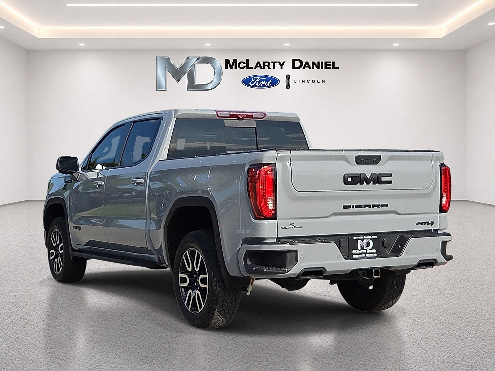 Used 2025 GMC Sierra 1500 AT4 w/ AT4 Premium Package AWD/4WD image 4