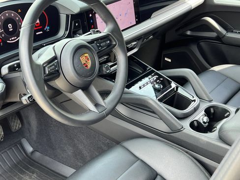 Certified 2025 Porsche Cayenne AWD/4WD image 4