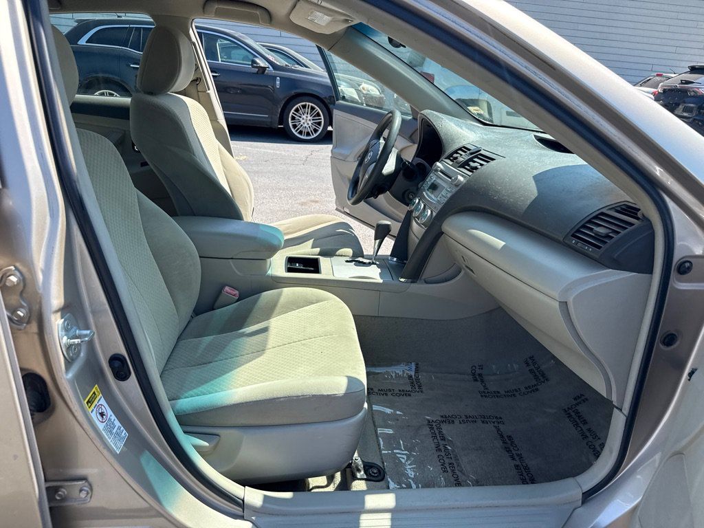 Used 2009 Toyota Camry LE FWD image 12