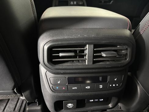 Used 2025 Honda Pilot Black Edition image 29