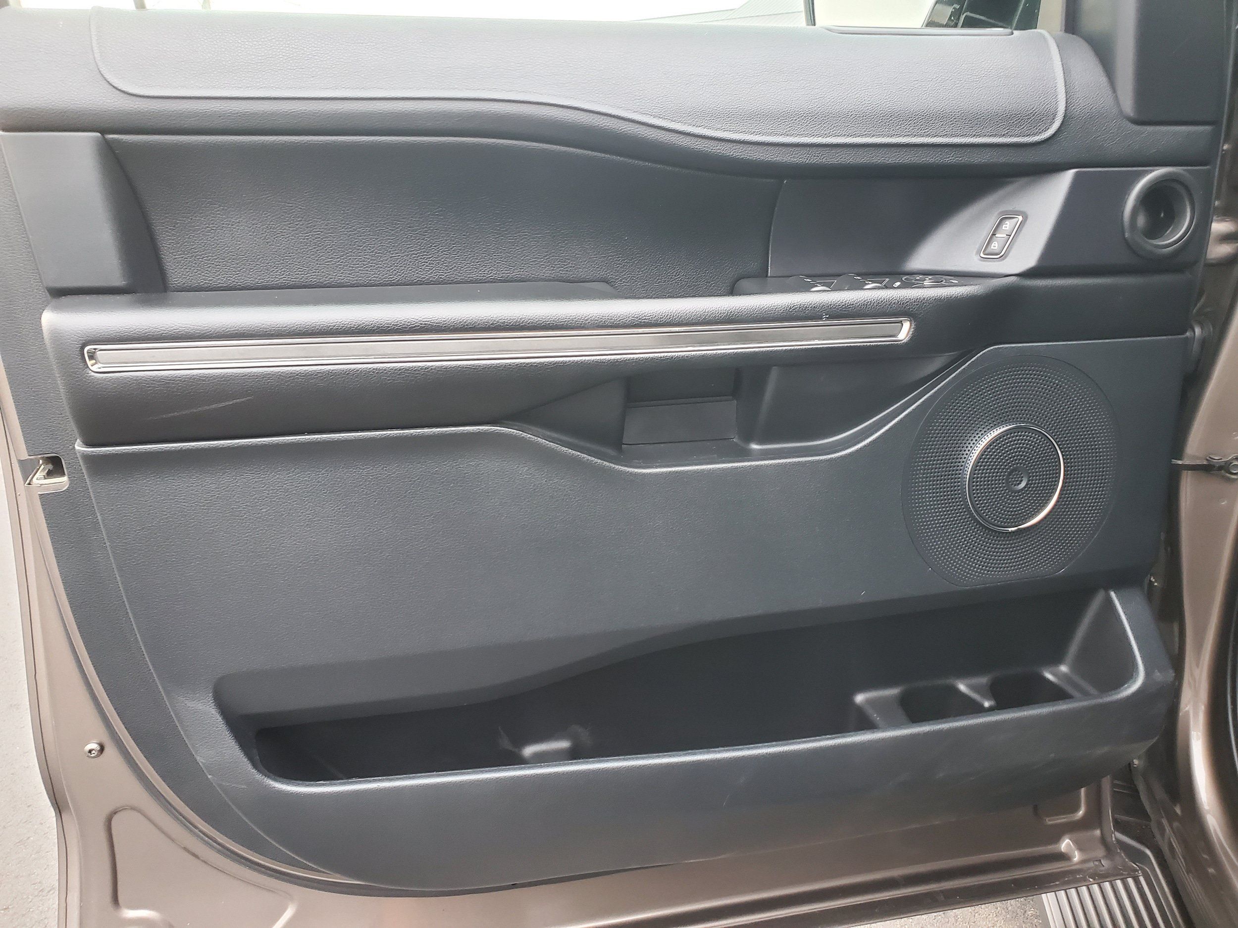 Used 2019 Ford Expedition XLT w/ Equipment Group 201A AWD/4WD image 9