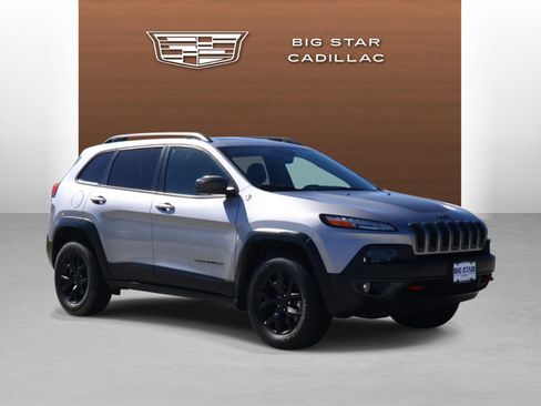 Used 2017 Jeep Cherokee Trailhawk AWD/4WD image 7