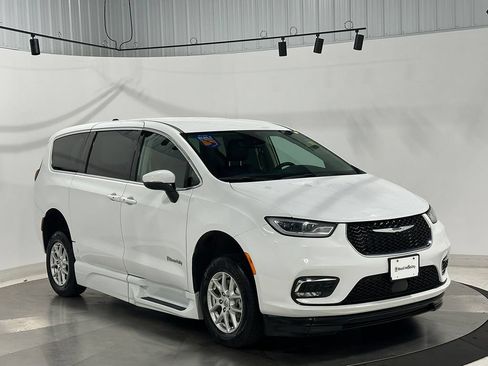 Used 2023 Chrysler Pacifica Touring-L FWD image 2