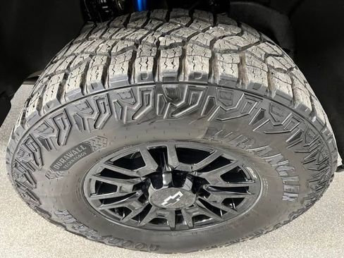 Used 2024 Chevrolet Silverado 2500 ZR2 w/ Technology Package AWD/4WD image 17