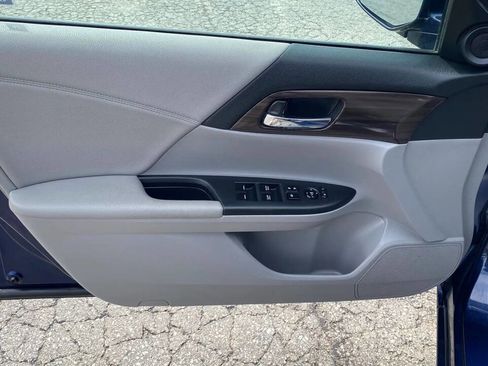 Used 2017 Honda Accord EX image 11