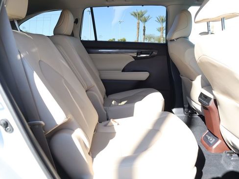 Used 2021 Toyota Highlander Limited image 21